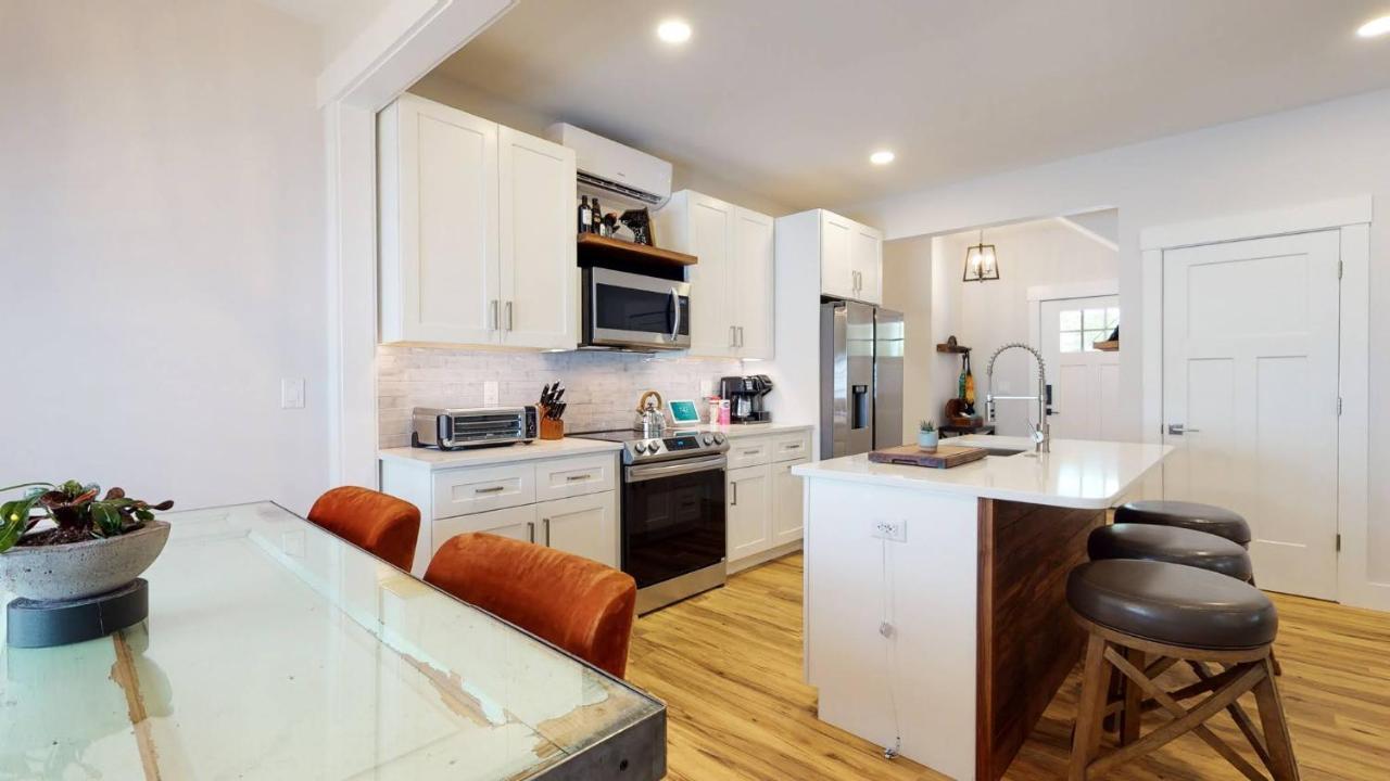 Historic 2br 1ba With King Bed-fast Wi-fi 75 Oled Tv Holiday home *